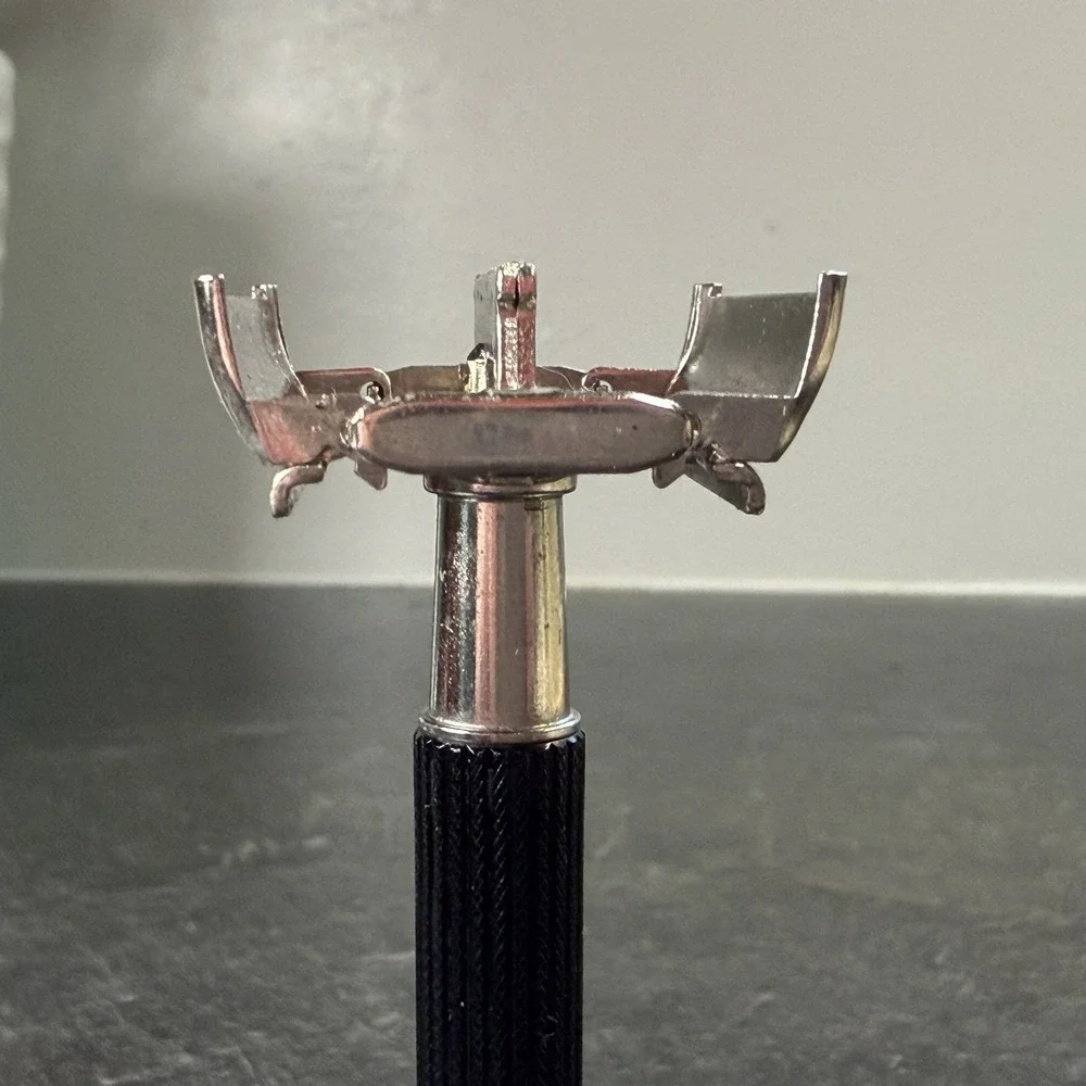 Gillette 1978 Y2 Twist To Open Double Edge Black Safety‎ Razor